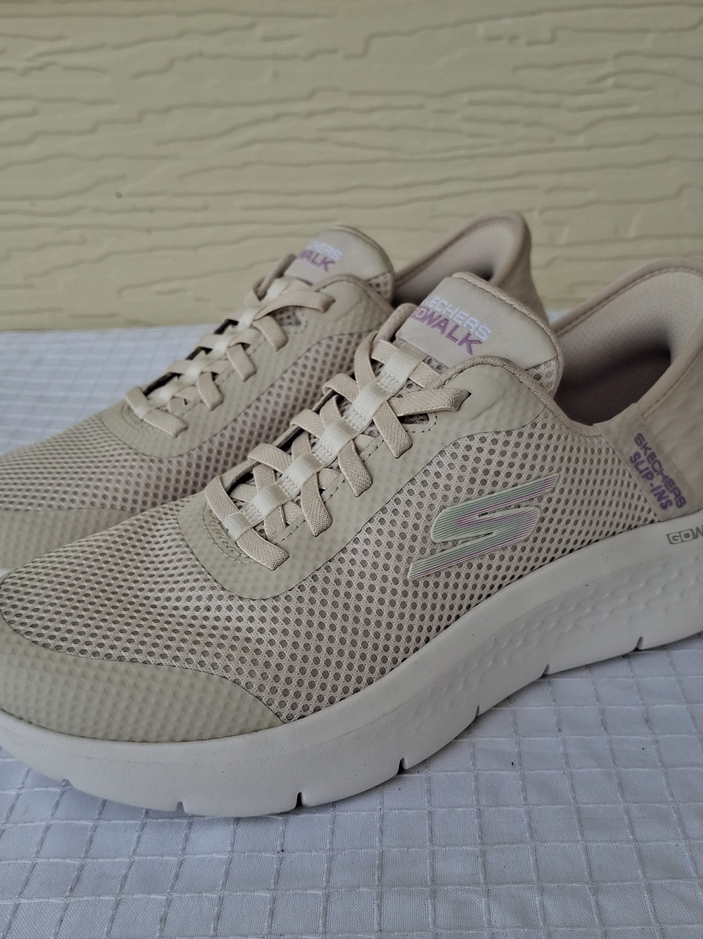 New Skechers Go Walk Slip In Lightweight Women's Sneakers in Beige Sz 7
